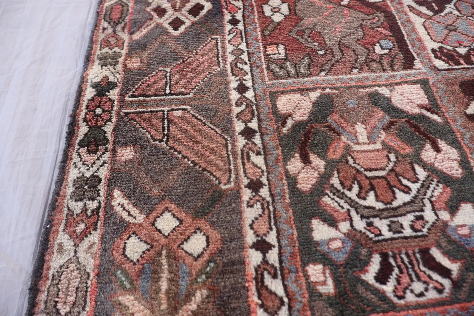 Collector’s Vintage Afghan Rug – 213x305 cm | Rare Animal & Bird Motif Wool Carpet