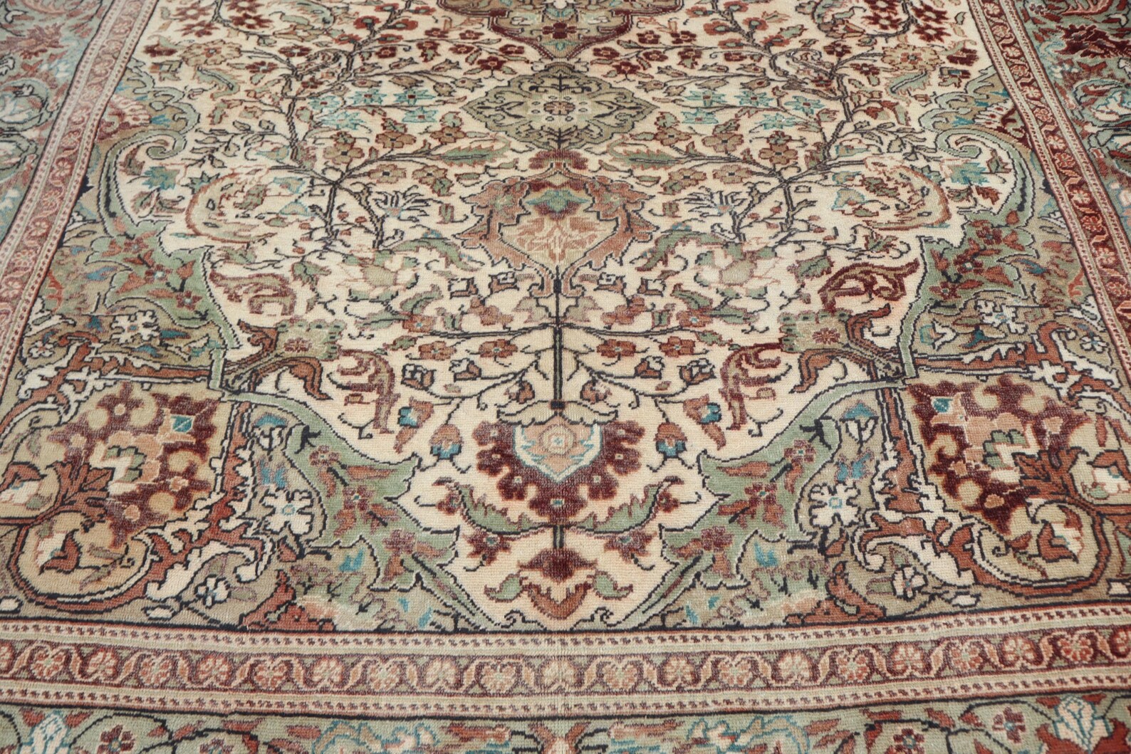 Persian-Style Ivory Floral Rug – 6.8 × 10.0 ft | Hand-Knotted Wool Carpet | Classic Medallion Design